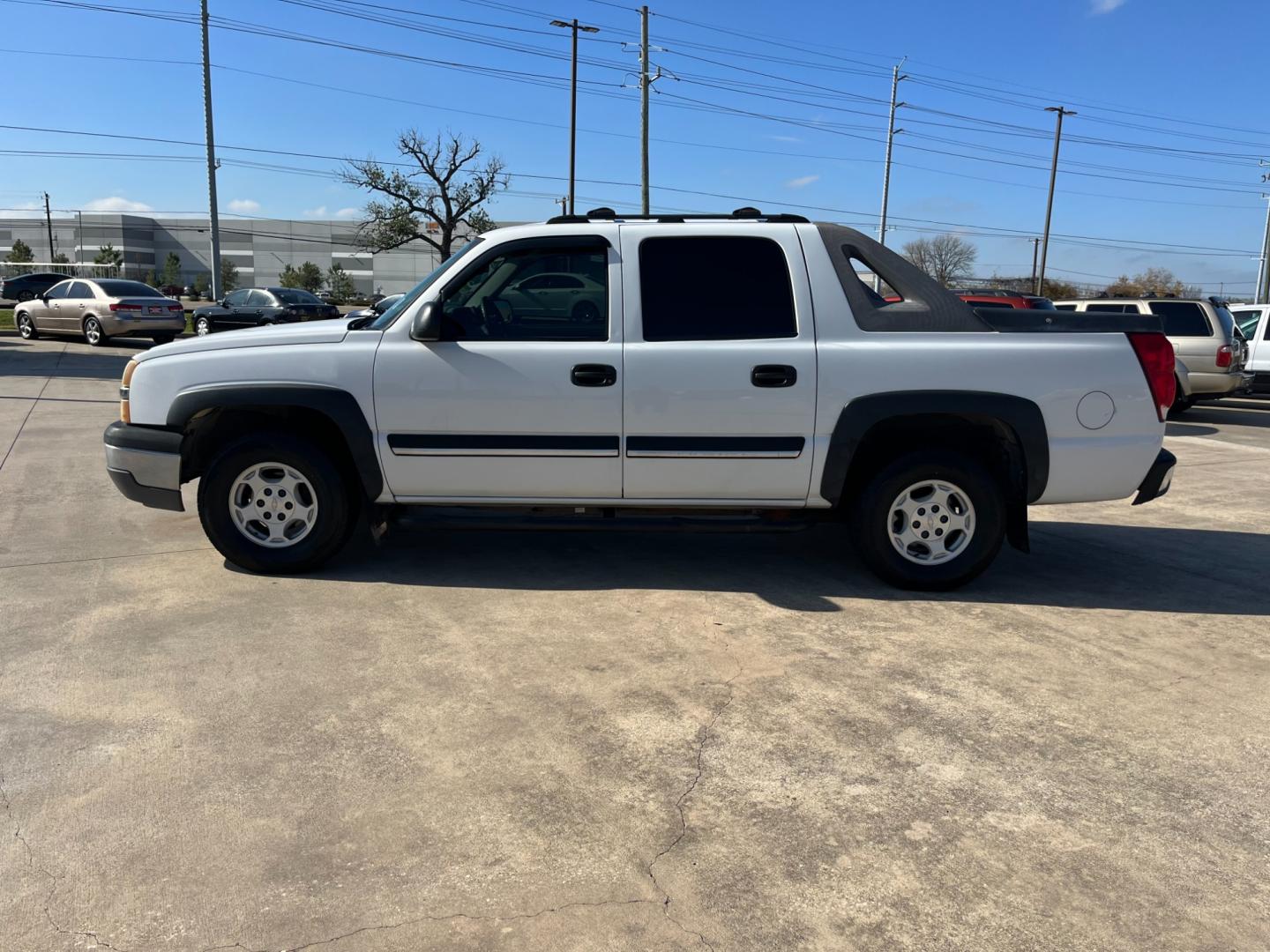 2004 white /gray Chevrolet Avalanche 1500 2WD (3GNEC12T84G) with an 5.3L V8 OHV 16V engine, 4-Speed Automatic Overdrive transmission, located at 14700 Tomball Parkway 249, Houston, TX, 77086, (281) 444-2200, 29.928619, -95.504074 - Photo#3